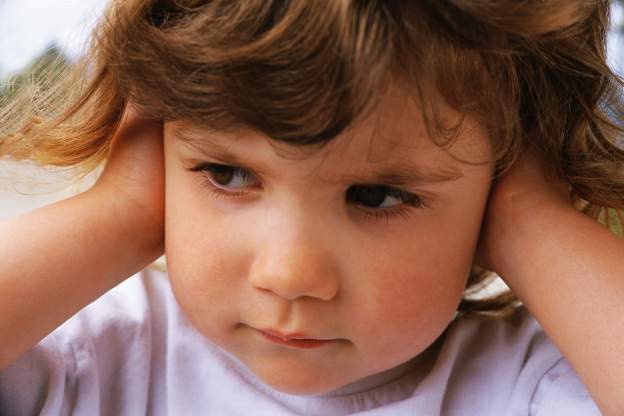 Child-covering-ears-against-loud-noise__1421248749_202.166.65.202.jpg
