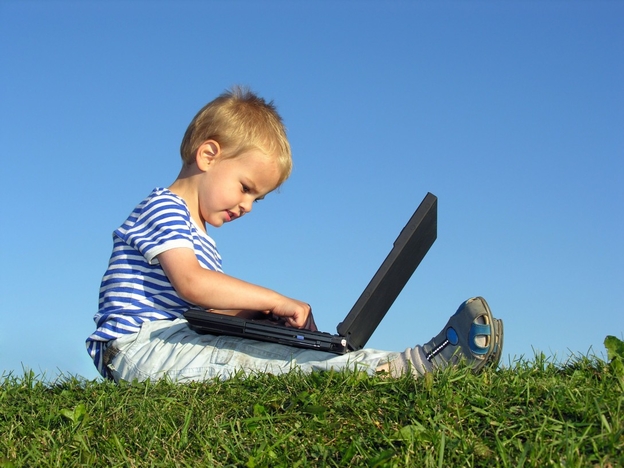 rsz_nsr-child-with-laptop-on-grass.jpg