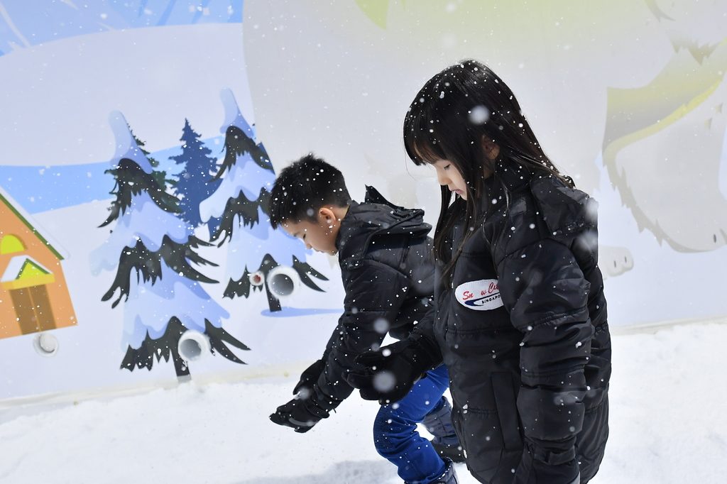 Snowy-Splendour-kids-playing-in-the-snow-1024x682.jpg