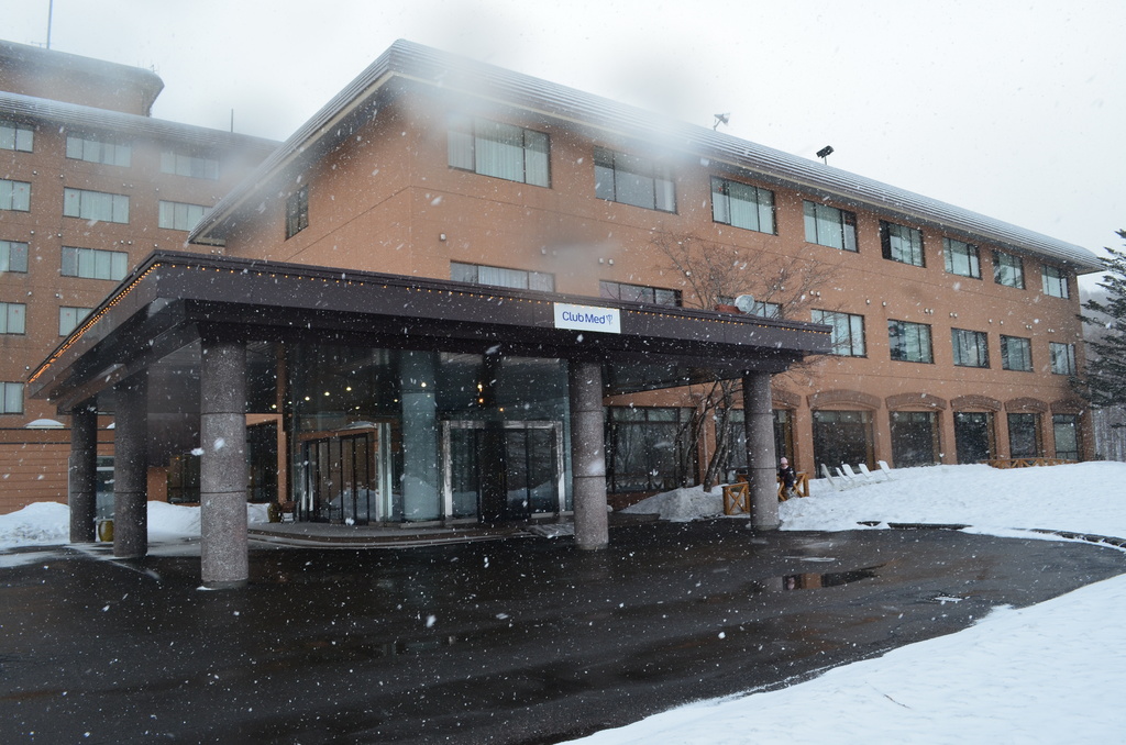 Club-Med-Sahoro-front-in-snowfall.jpg