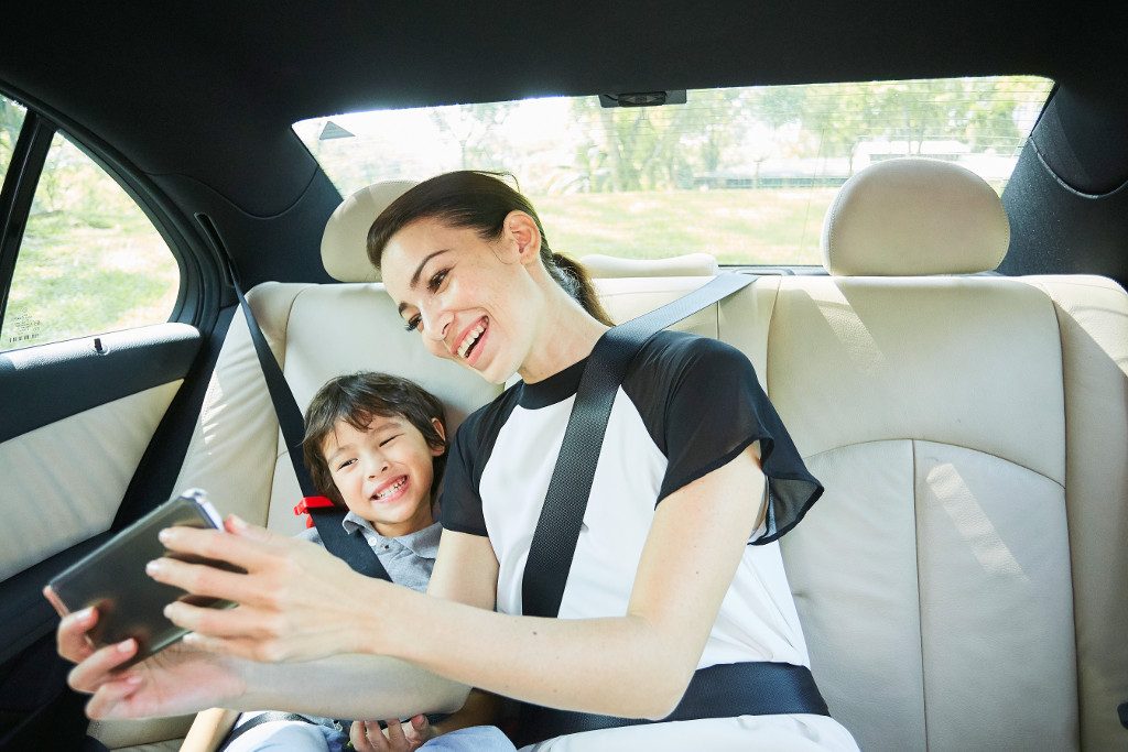 child in taxi without car seat