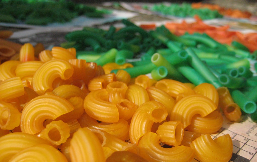 toddler-activities-dyed-pasta