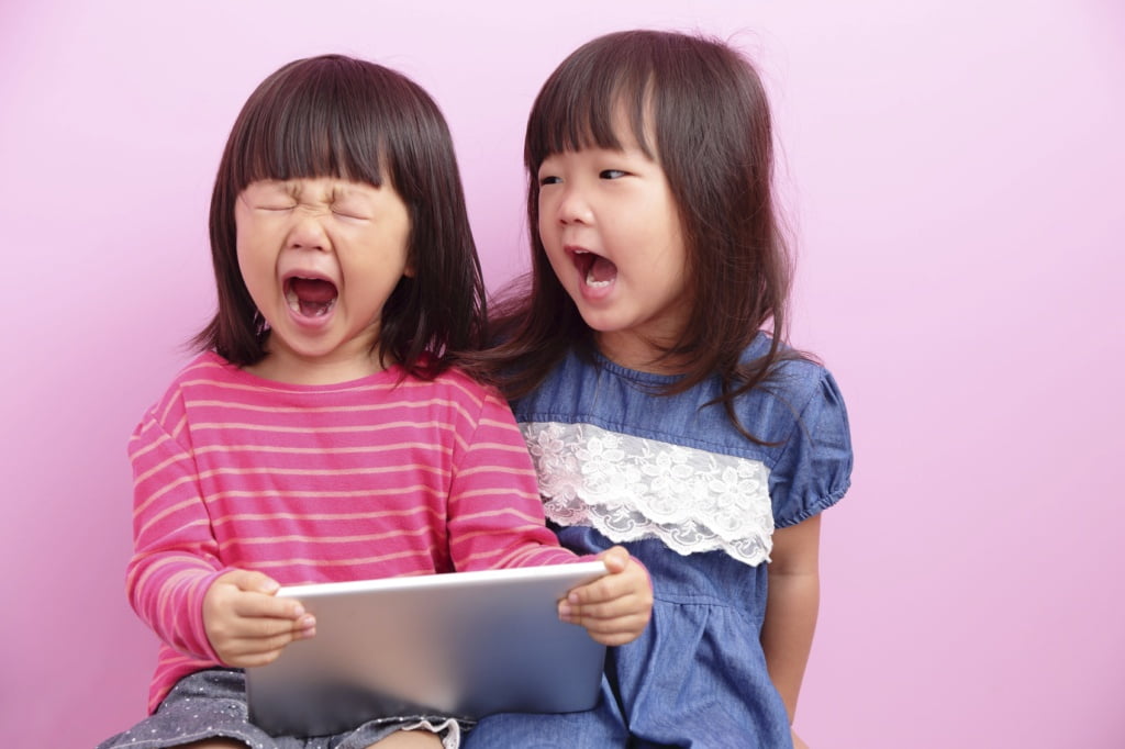 sisters fighting over ipad