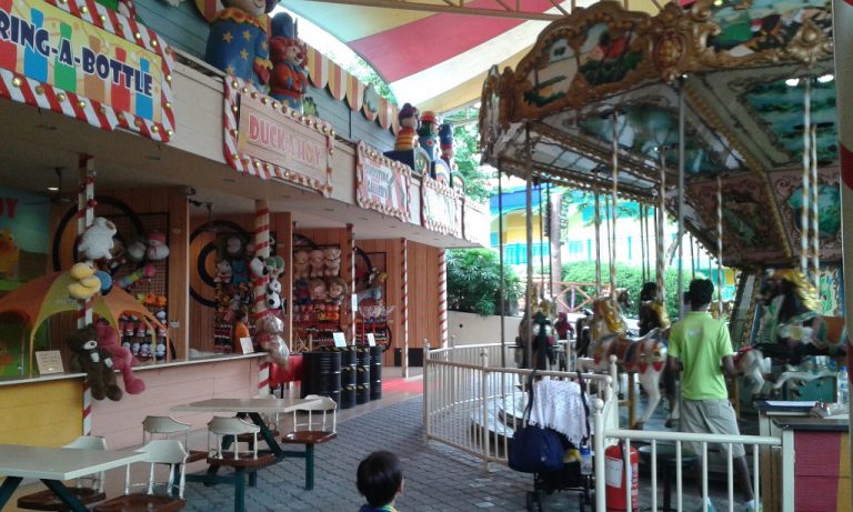 sunway lagoon - carnival game stall