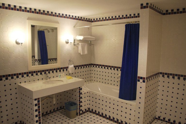 colmar tropicale review - bathroom