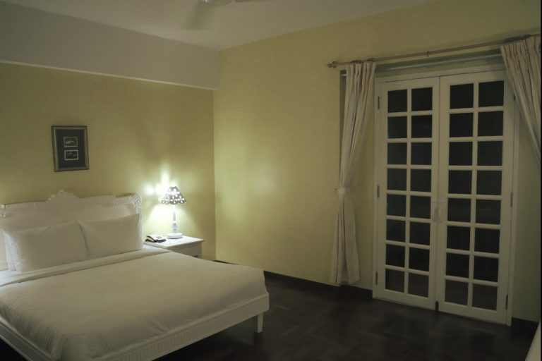 colmar tropicale review - bedroom