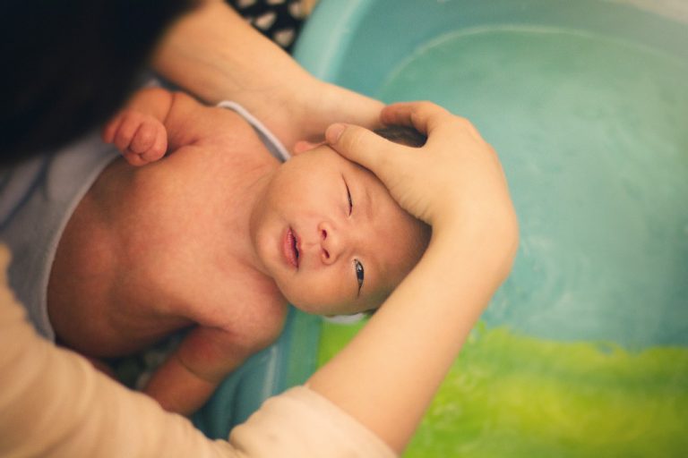 bathe a newborn - baby bath