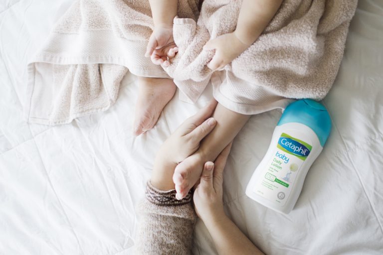 bathe a newborn - cetaphil baby daily lotion
