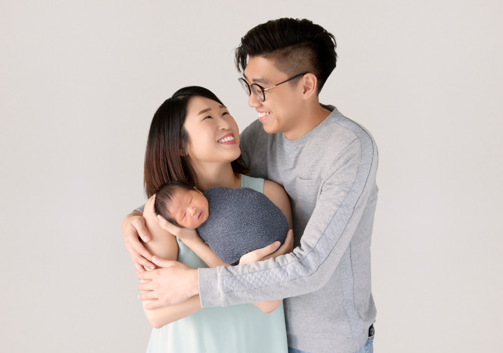 newborn photoshoots - parents1