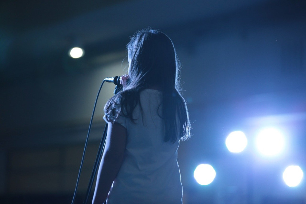 girl on stage speaking off the cuff