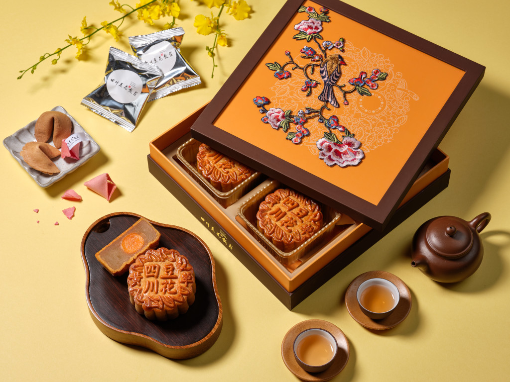 Low-sugar Mooncakes with Bonus Fortune Cookies – Si Chuan Dou Hua Restaurant