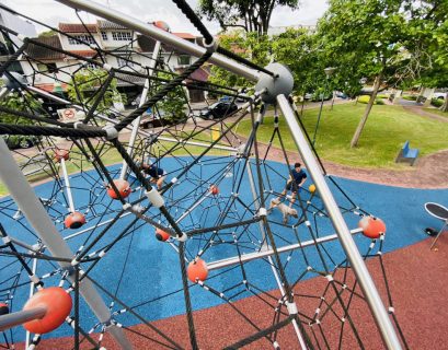 Laissez-faire parenting at the playground