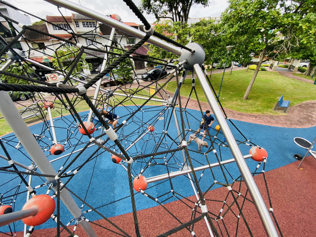 Laissez-faire parenting at the playground