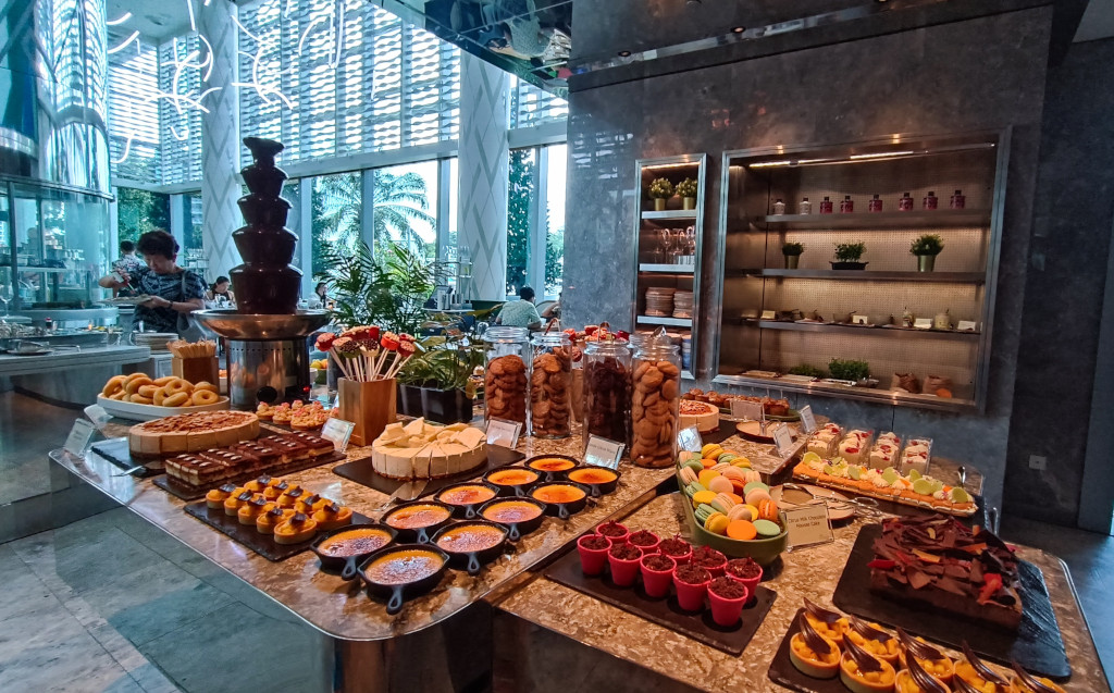 Dessert counter at the kitchen table