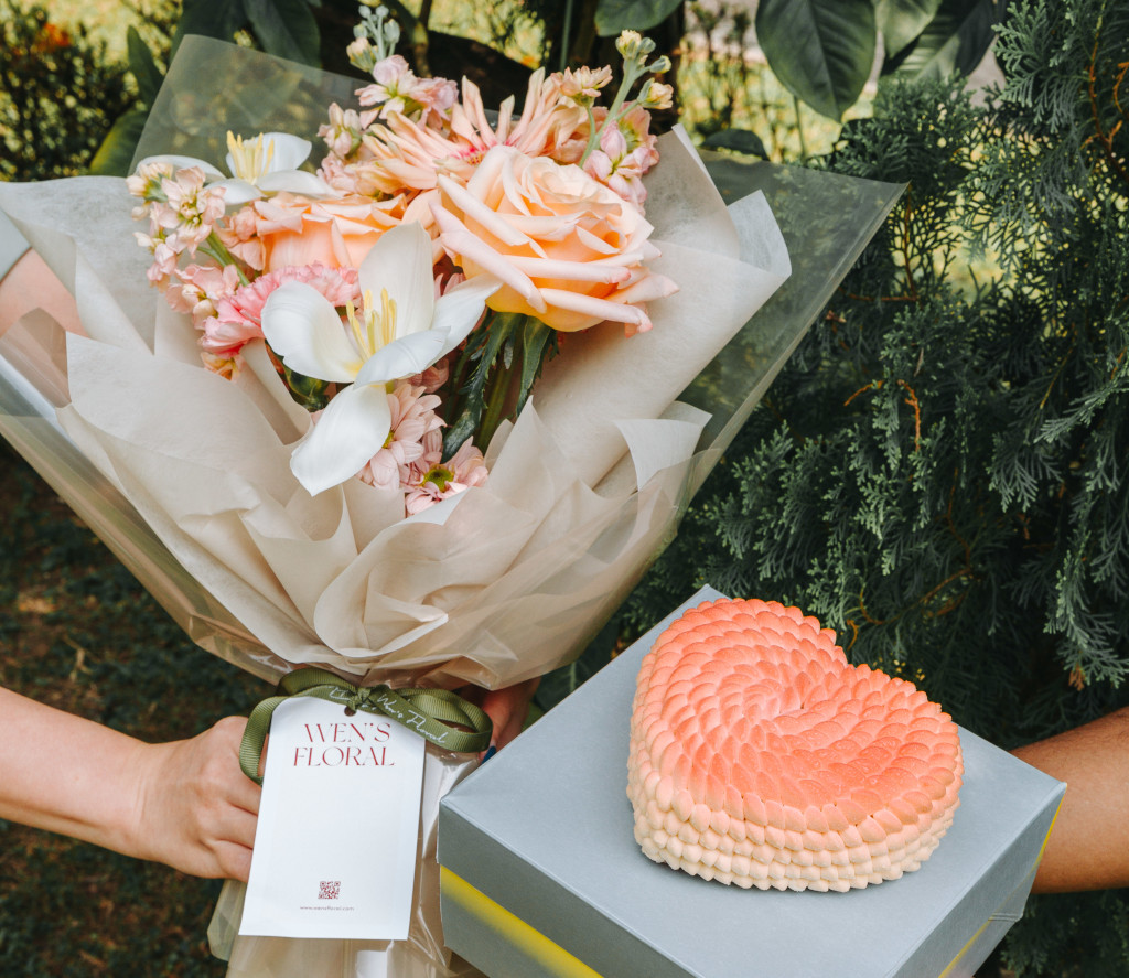 Le Matin Patisserie’s divine Peaches & Honey Cake + Wen’s Floral Studio’s pastel pink bouquet