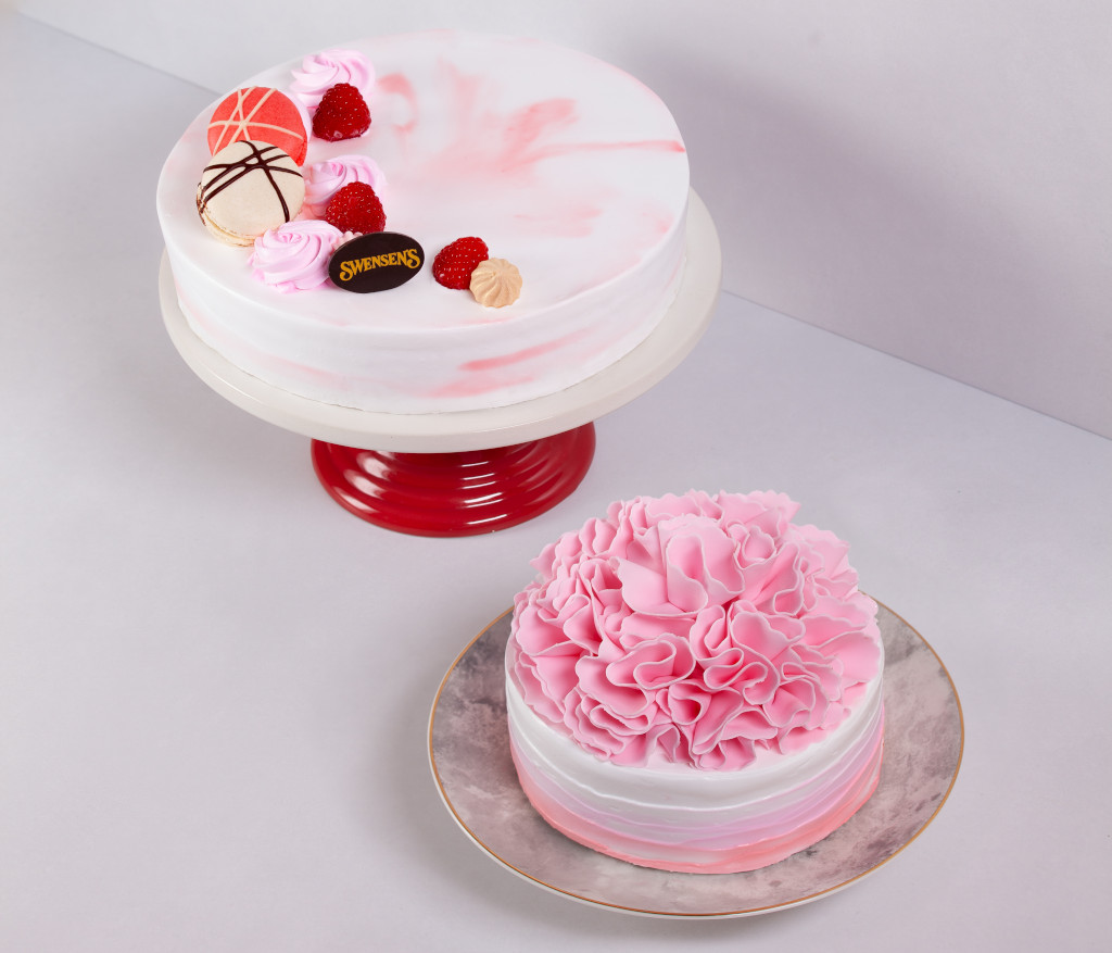 Swensen's Carnation Strawrry Ice Cream Cake