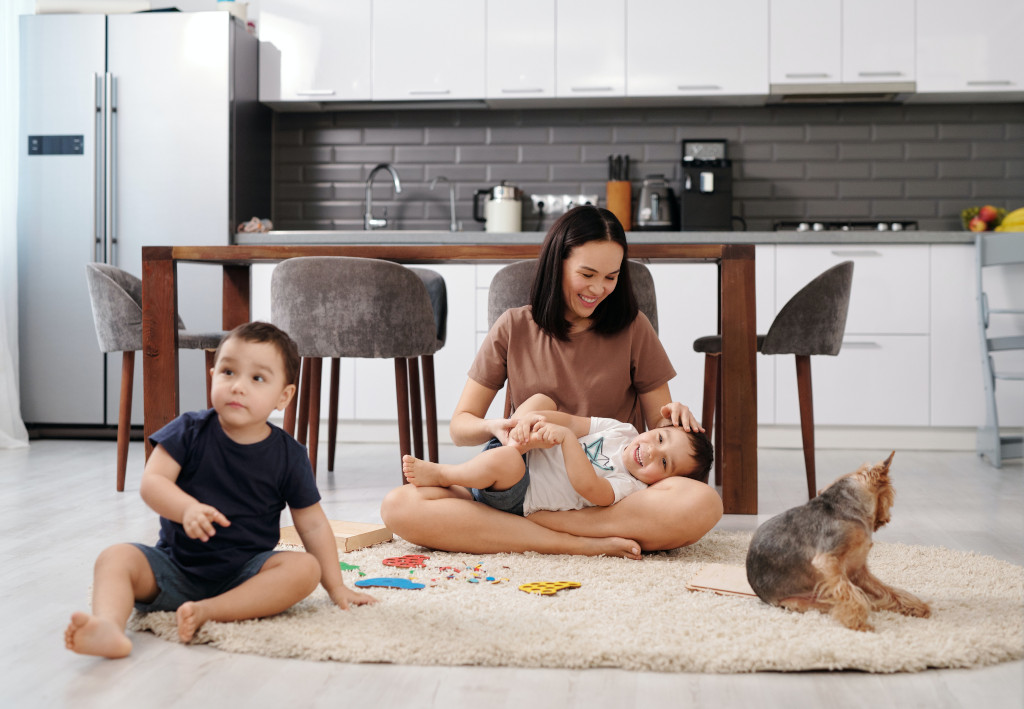 kid-friendly interior design trends - family in kitchen