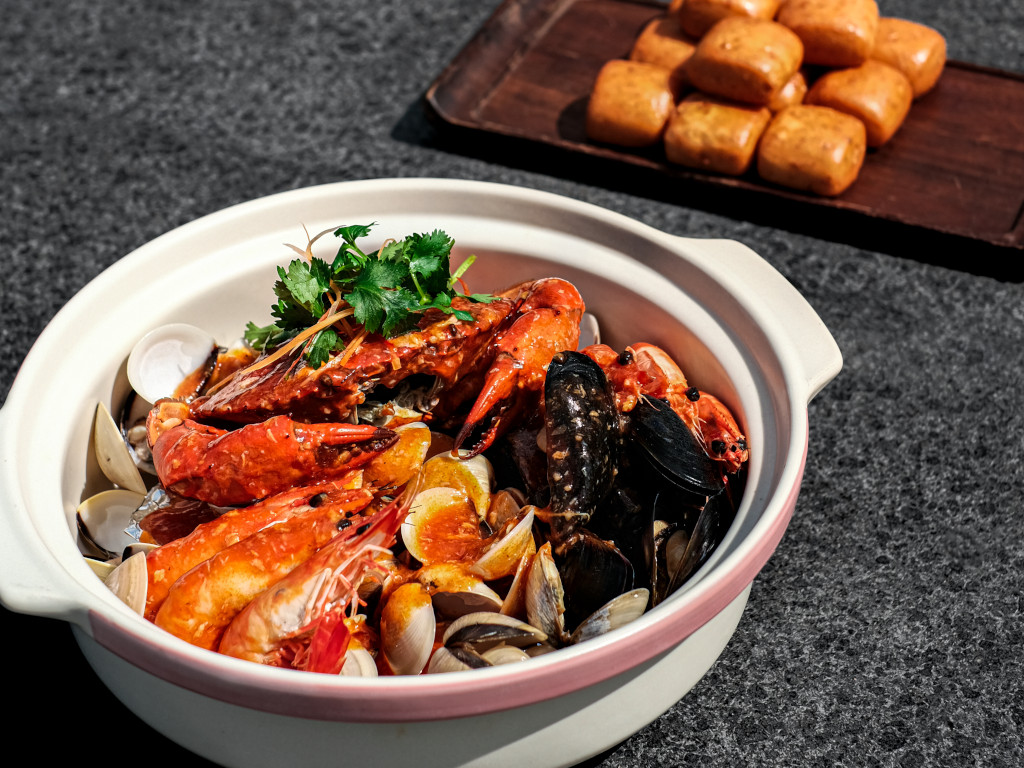Hearty Seafood Claypot – Escape Restaurant