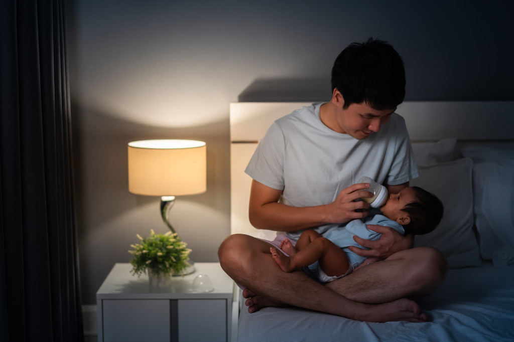 Dad-feeding-newborn-at-night-Depositphotos.jpg