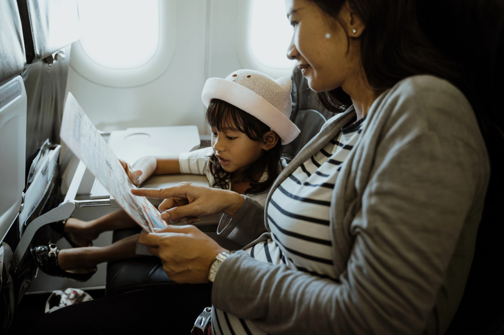 Pregnant mum with daughter in flight