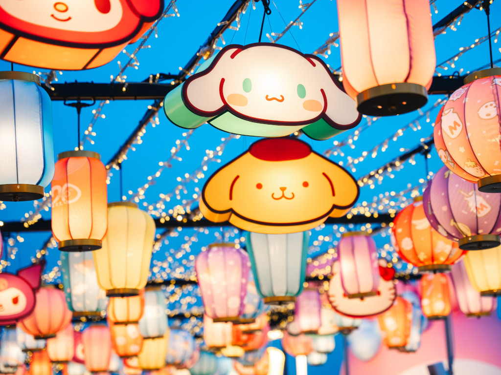 Hello Kitty Starlit Lantern Walk